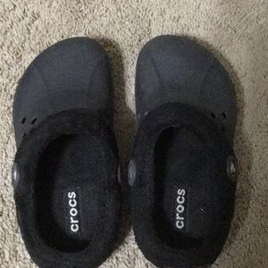 Crocs black fuzz lined Women’s size 6 Youth Size 4